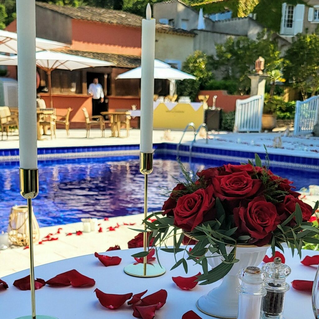 Décoration d'événement privé élégant dans le Vat - table avec roses rouges et ambiance raffinée